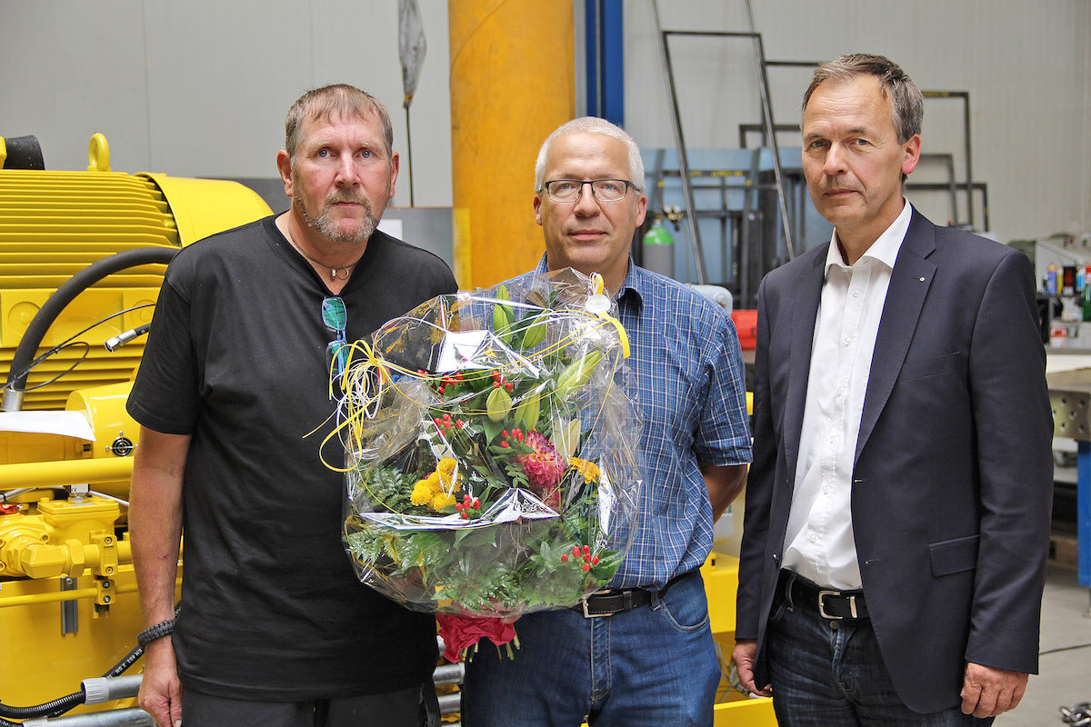 Die stolzen Jubilare Ralf Thulke und Bernd Menzel mit Geschäftsführer Ludger Helmig